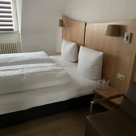 Apartment Center 44 *